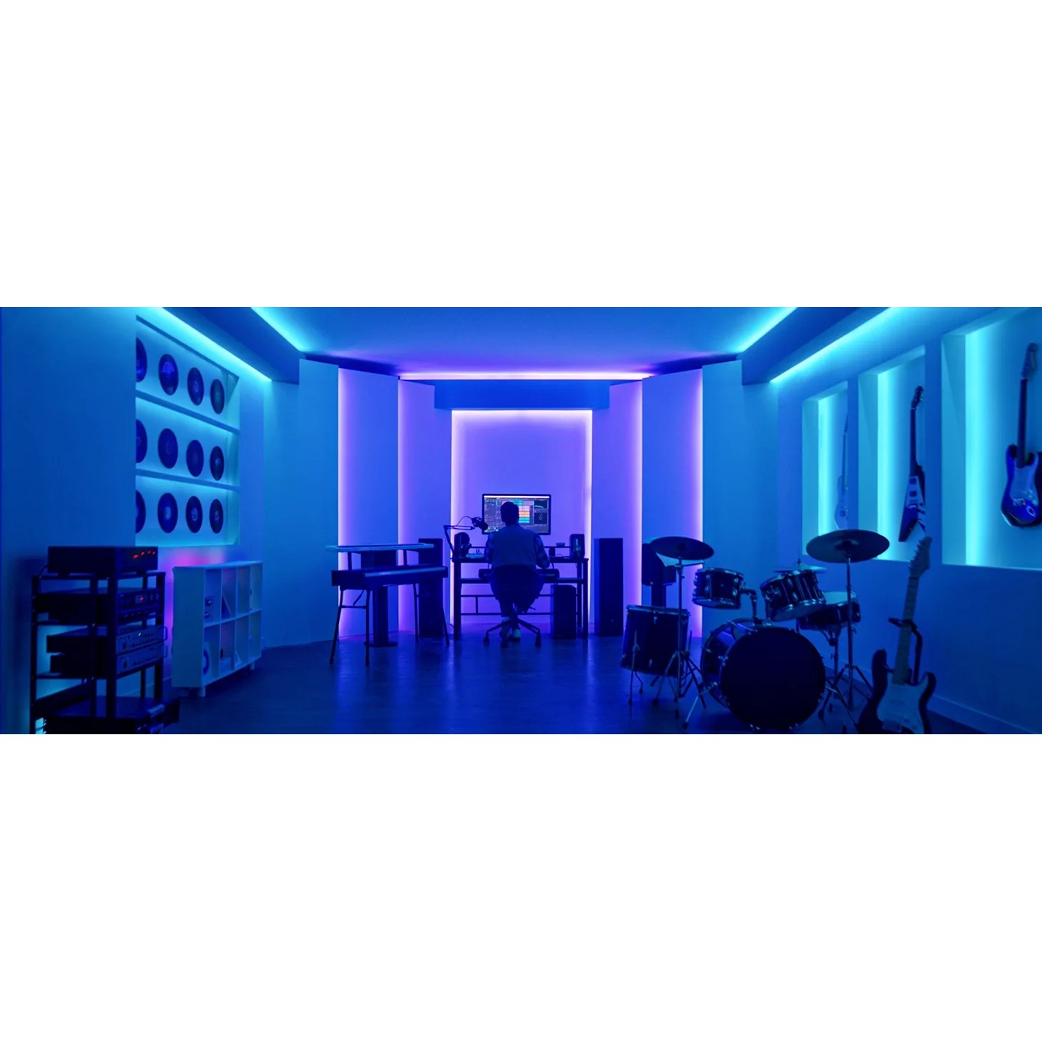 Govee RGBIC LED-Leuchtstreifen 5m im Musikstudio mit blauer Beleuchtung.