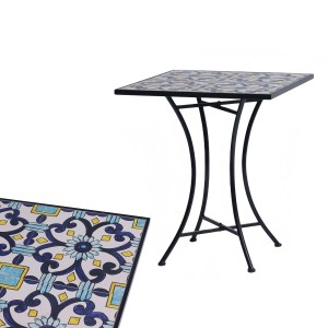 Quadratischer Mosaiktisch für Garten/Balkon. Bistrotisch mit blau-weiß-gelbem Kachelmuster und schwarzem Metallgestell.