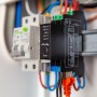 Schwarzes Shelly Pro 2PM Relaismodul für Hausautomation mit LAN-, WLAN- und Bluetooth-Verbindung.
