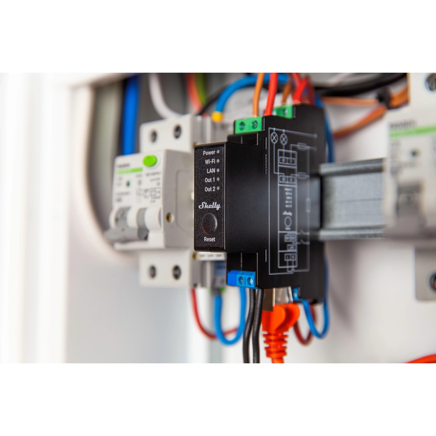 Schwarzes Shelly Pro 2PM Relaismodul für Hausautomation mit LAN-, WLAN- und Bluetooth-Verbindung.