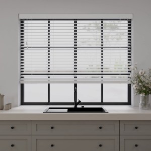 Weiße Cocoon Home Concepts Holzjalousie mit 50mm Lamellen vor Fenster in Küche.
