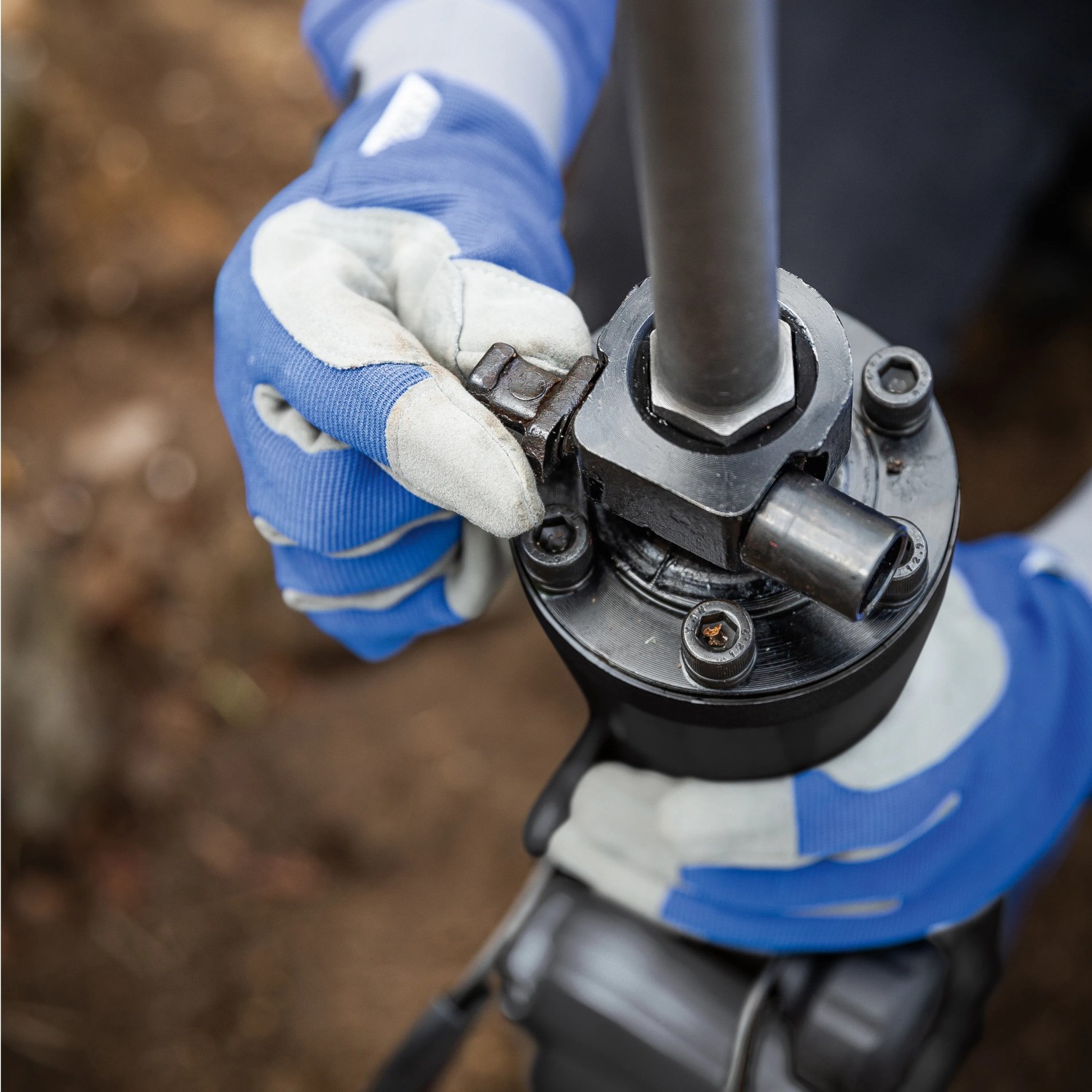 Detailaufnahme: LUX-TOOLS Abbruchhammer E-ABH-1700 mit Werkzeugaufnahme in Nutzung.