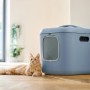 Horizontblaue Rotho Katzentoilette Biala XL mit Katze. Geruchsfilter und Magnetverschluss.