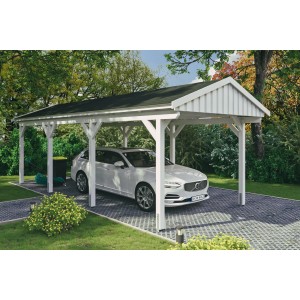 Weißer Skan Holz Carport Fichtelberg mit schwarzen Schindeln und Auto.