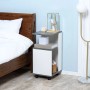 Moderner HOMCOM Nachttisch in Grau-Weiß mit drei Ablagen und Rollen, platziert neben einem Bett im Schlafzimmer.