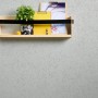 Graue AS-Creation Vliestapete mit leichter Struktur an Wand mit Regal.