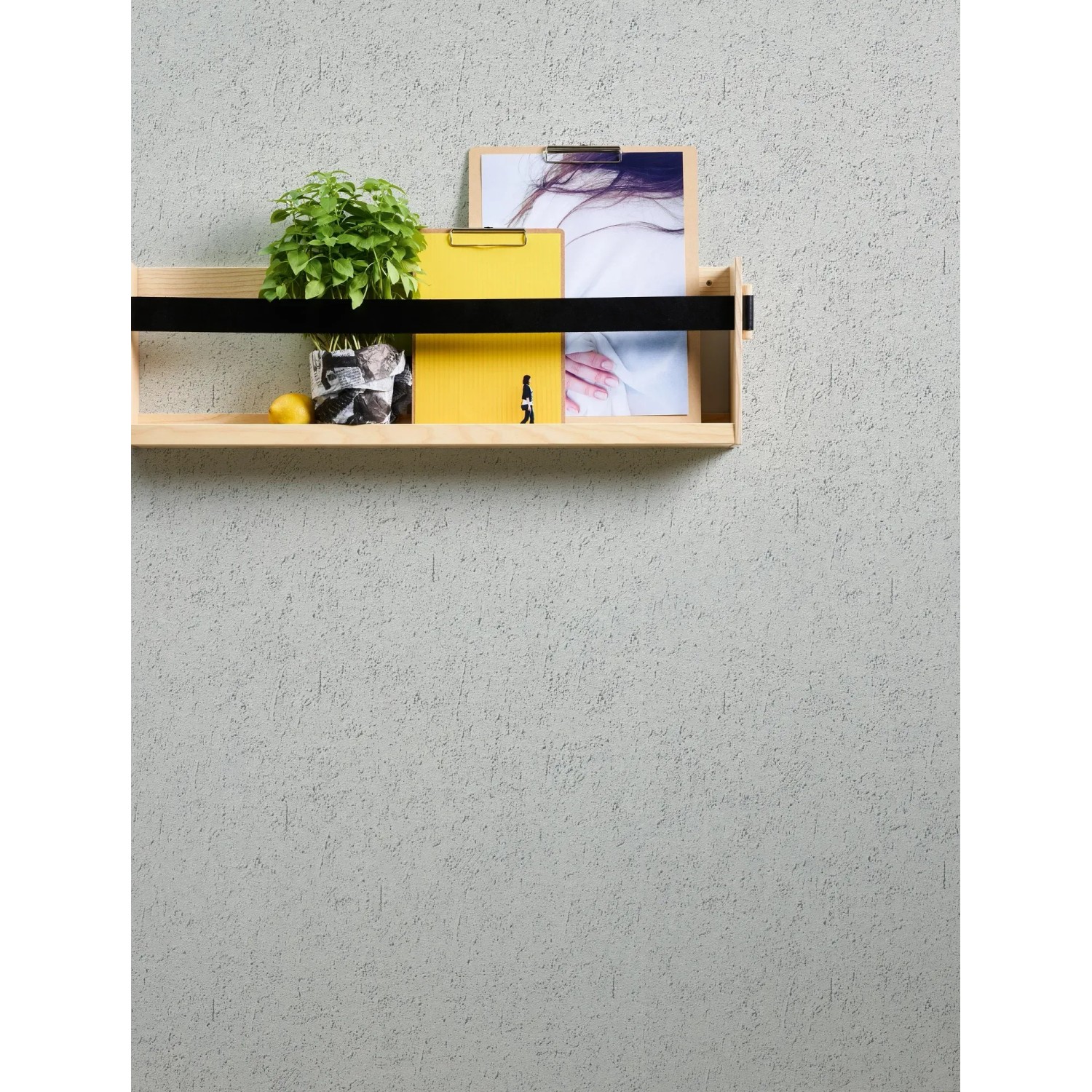 Graue AS-Creation Vliestapete mit leichter Struktur an Wand mit Regal.
