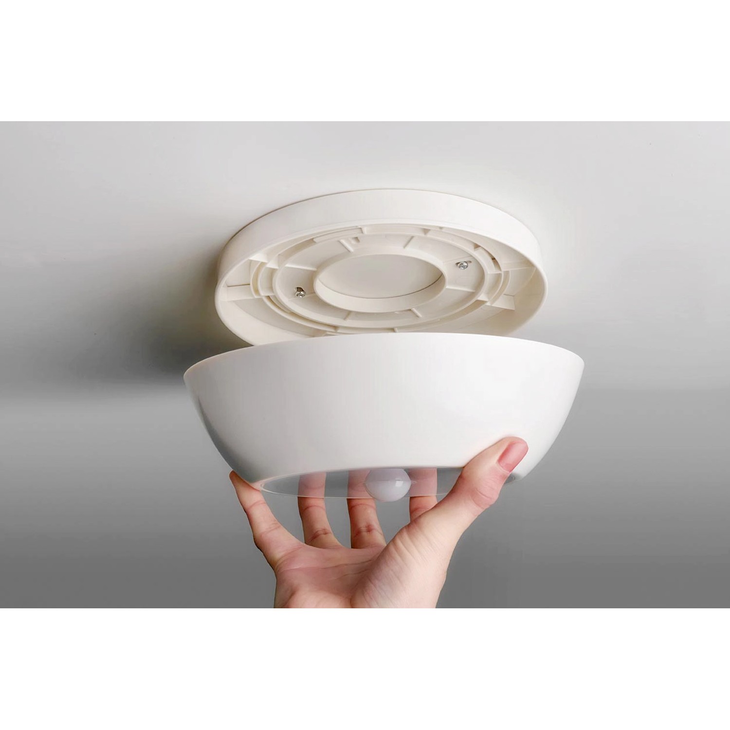 Weiße Mr. Beams LED Deckenleuchte mit Bewegungsmelder wird montiert.