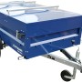 Stema Anhänger Blue Man 750: ungebremster Autoanhänger mit blauem Deckel und Stützrad.