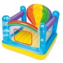 Aufblasbares Up, In & Over Regenbogen Trampolin für Kinder, mit bunten Elementen und Netzfenstern.