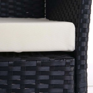 Detailaufnahme: Anthrazitfarbener Poly-Rattan Gartensessel mit creme-farbenem Kissen.