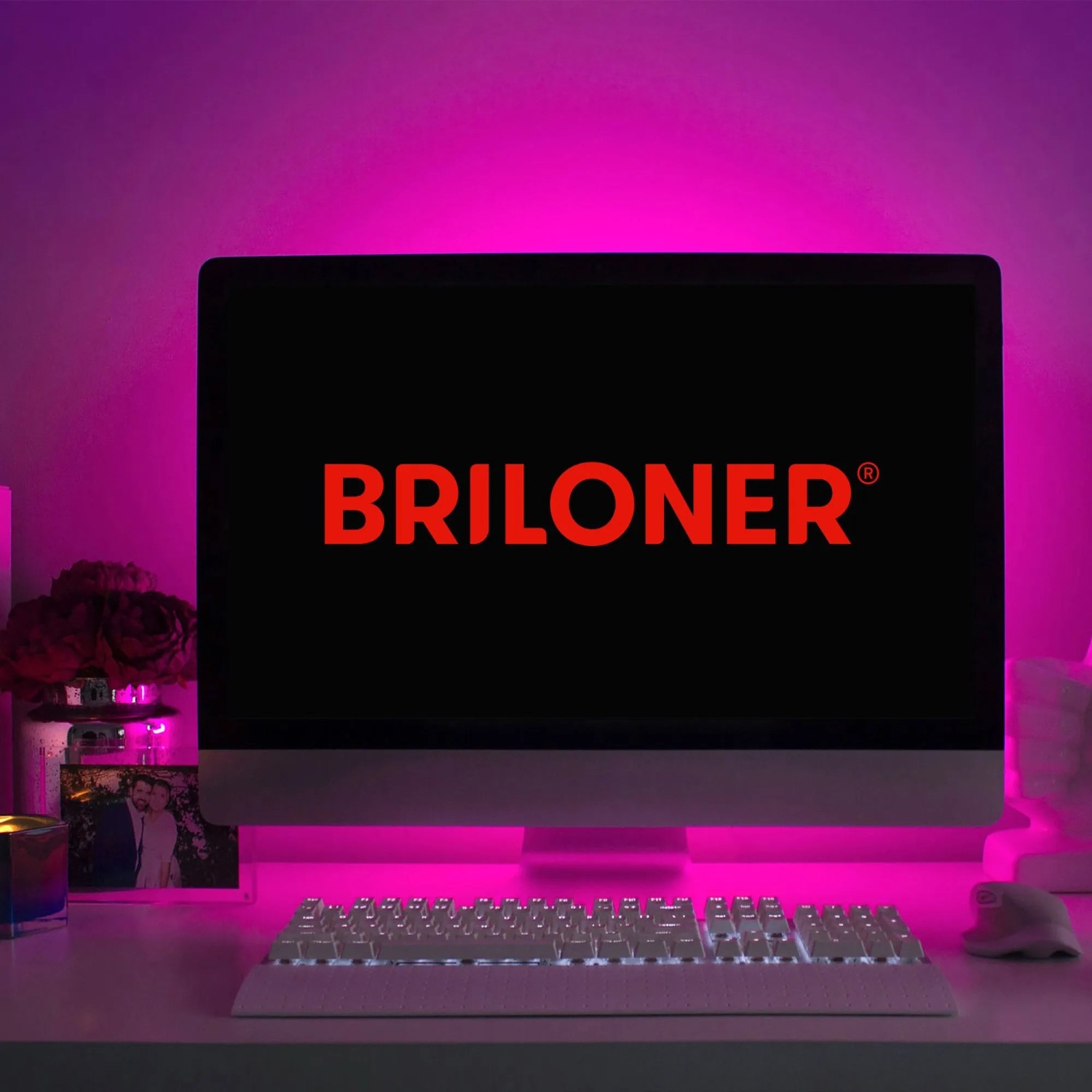 Brilo LED-Streifen RGB hinter Monitor mit Fernbedienung für indirekte Beleuchtung.
