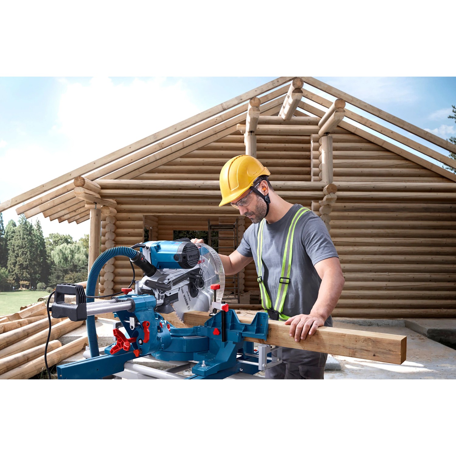 Mann sägt Holz mit Bosch Professional Kapp- und Gehrungssäge GCM 340-305 D vor Holzhaus. Präzises Werkzeug.