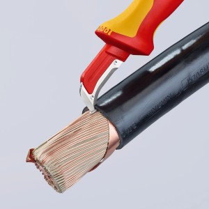 Knipex Abmantelungsmesser (180mm) mit Gleitschuh beim Abmanteln eines Kabels.
