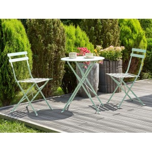 Mintgrünes Beliani Bistro Set FIORI: runder Metalltisch, zwei klappbare Gartenstühle auf Holzterrasse.