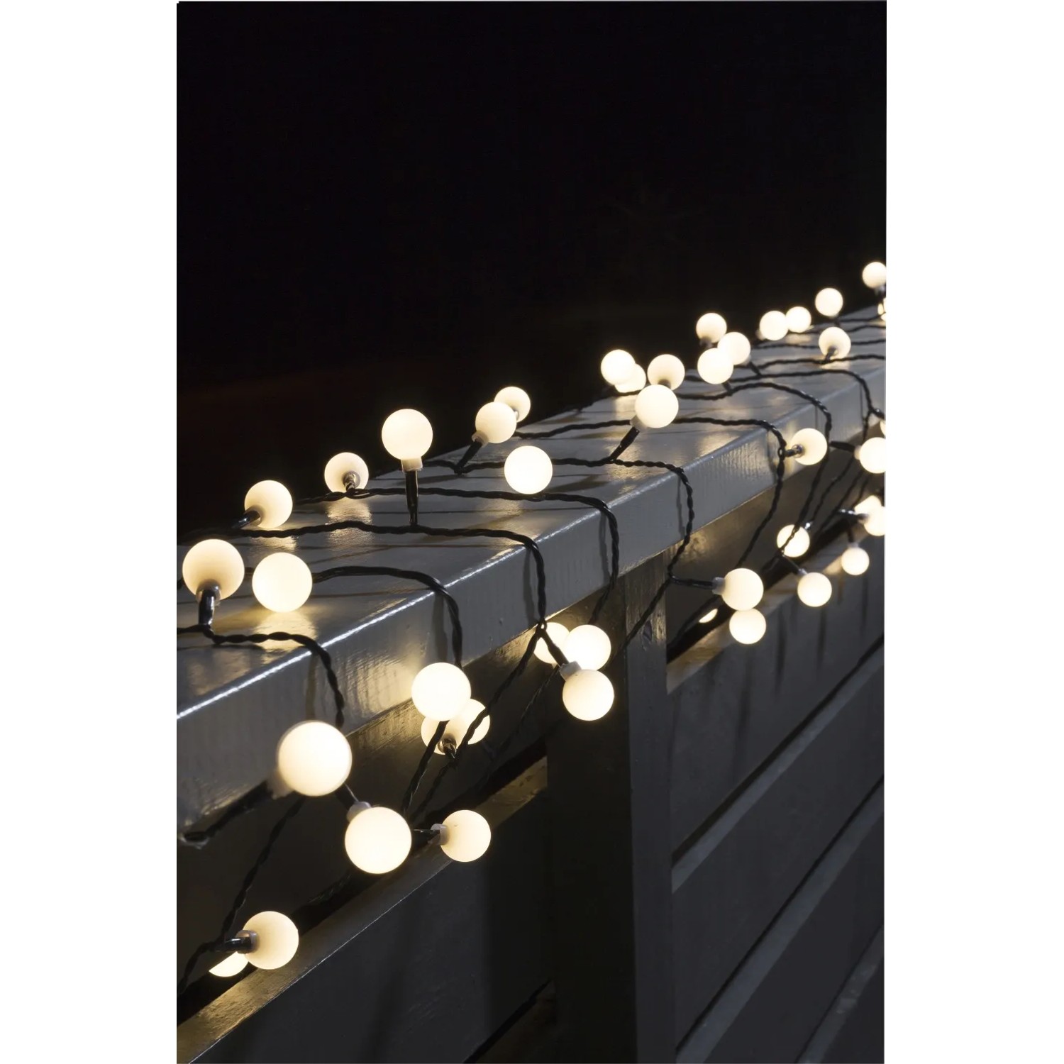 Konstsmide LED-Lichterkette mit runden, warmweißen Globe-Leuchten für den Außenbereich.