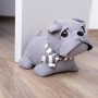 Grauer Bestlivings Türstopper Mops/Bulldogge (25x20cm) mit Schal vor weißer Tür auf Holzboden.