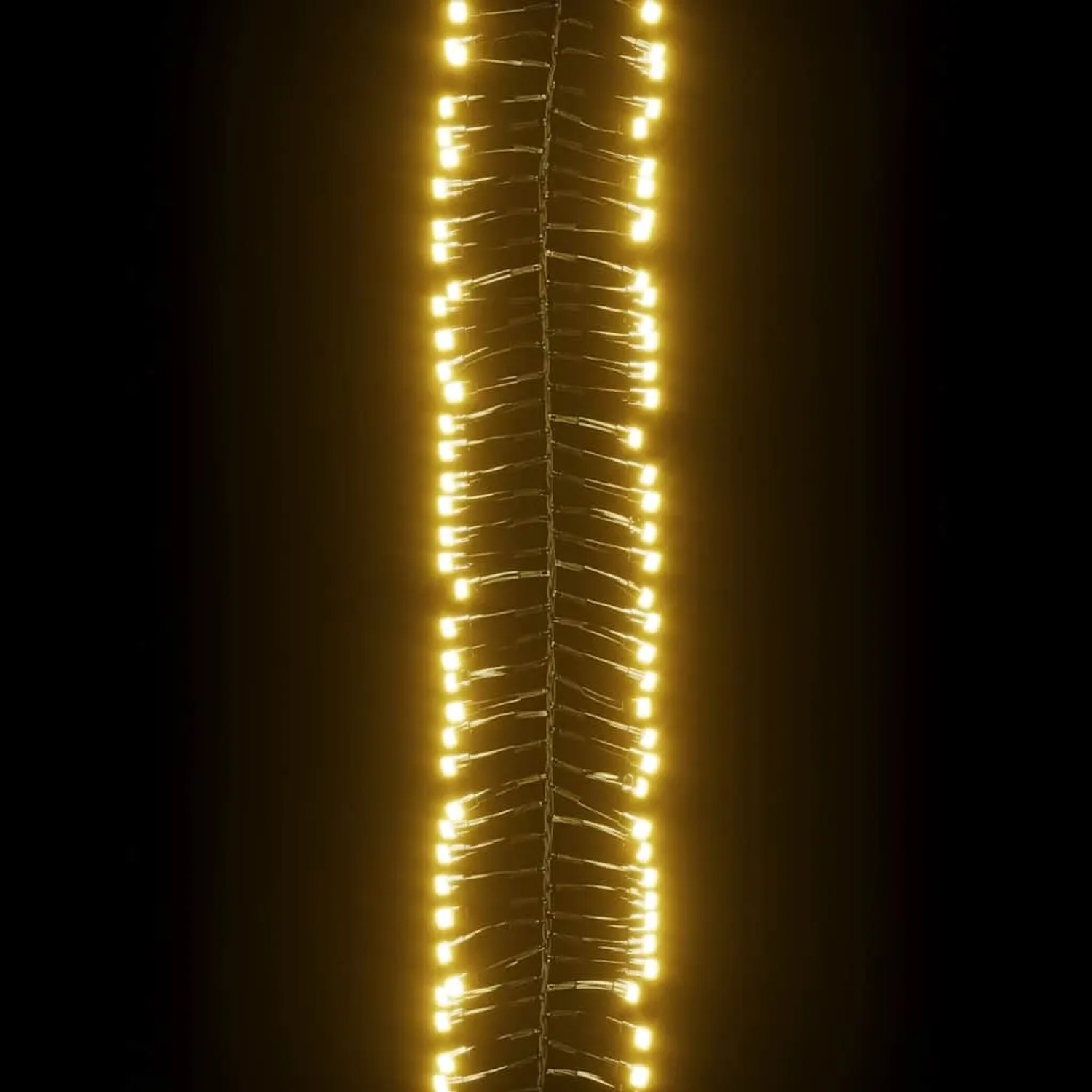 Dichte warmweiße LED-Lichterkette mit 1000 LEDs für Außenbereiche. Schafft festliche Beleuchtung.