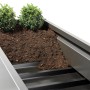 Biohort Zwischenboden im Metall-Hochbeet, spart Erde und macht Umstellen leichter.