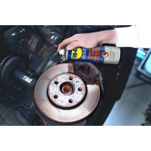 WD-40 Specialist Bremsenreiniger in Anwendung auf einer Bremsscheibe, Teil der Autoreparatur.