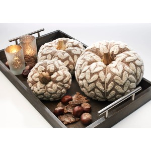 Kobolo Deko Kürbisse, 3er Set aus Textil in Beige auf Tablett mit Kerze und Kastanien.