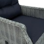 Hellgrauer Poly Rattan Gartensessel mit schwarzen Polstern. Nahaufnahme des Geflechts und der Sitzfläche.