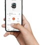 Hand hält Smartphone mit App zur Steuerung des Gardena AquaPrecise Bewässerungssystems.