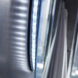 Detailaufnahme eines runden Badspiegels mit LED-Beleuchtung.