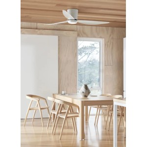Weißer Lucci Air Deckenventilator mit LED-Beleuchtung über Esstisch. Ventilator mit Fernbedienung.