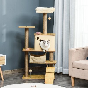 PawHut Kratzbaum mit Katzenhöhle, Jutestämmen und Spielbällen. Katze schaut aus der Höhle.