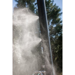 Gre Aluminium-Solardusche Luxe 38 l in Aktion: Wasserstrahl aus der Gartendusche.