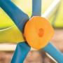 Detailaufnahme: Blaue und limefarbene Stangen, verbunden durch orangefarbene Klemme des Lifetime Klettergerüst Geodome.