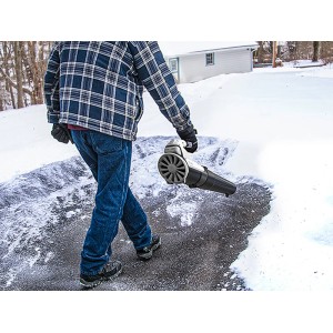 Litheli Akku-Laubbläser im Einsatz zum Entfernen von Schnee auf einer Auffahrt.
