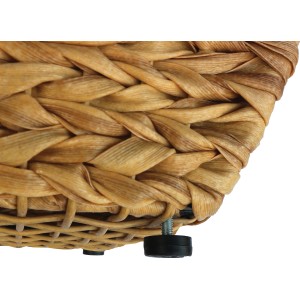 Detailansicht des quadratischen Pflanzgefäßes in Natur mit Polyrattan-Flechtoptik und verstellbaren Füßen.