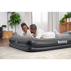 Bestway Tritech Luftmatratze Queen Grau mit USB-Pumpe, zwei Personen liegen entspannt darauf.