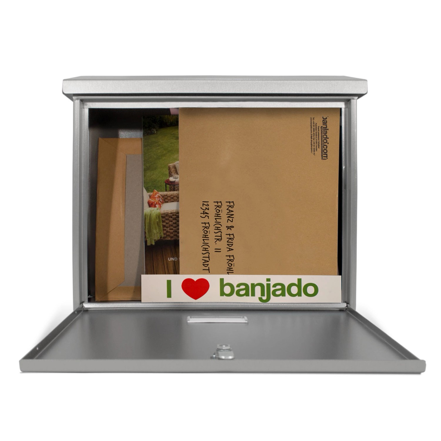 Offener Banjado Edelstahl Briefkasten mit Lavendel Motiv, gefüllt mit Post.