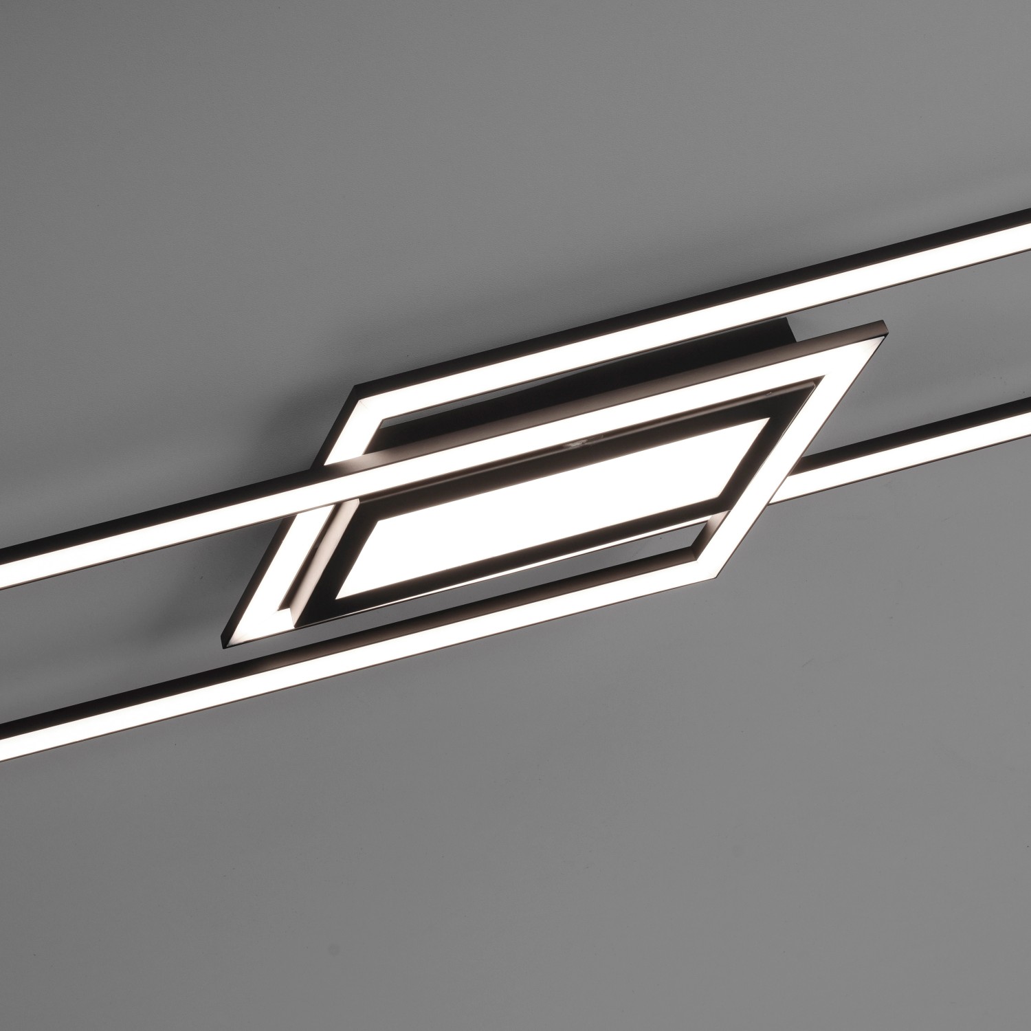 Moderne, schwarze LED-Deckenleuchte Asmin von Just Light, 100x17,9 cm, mit warmweißem Licht.