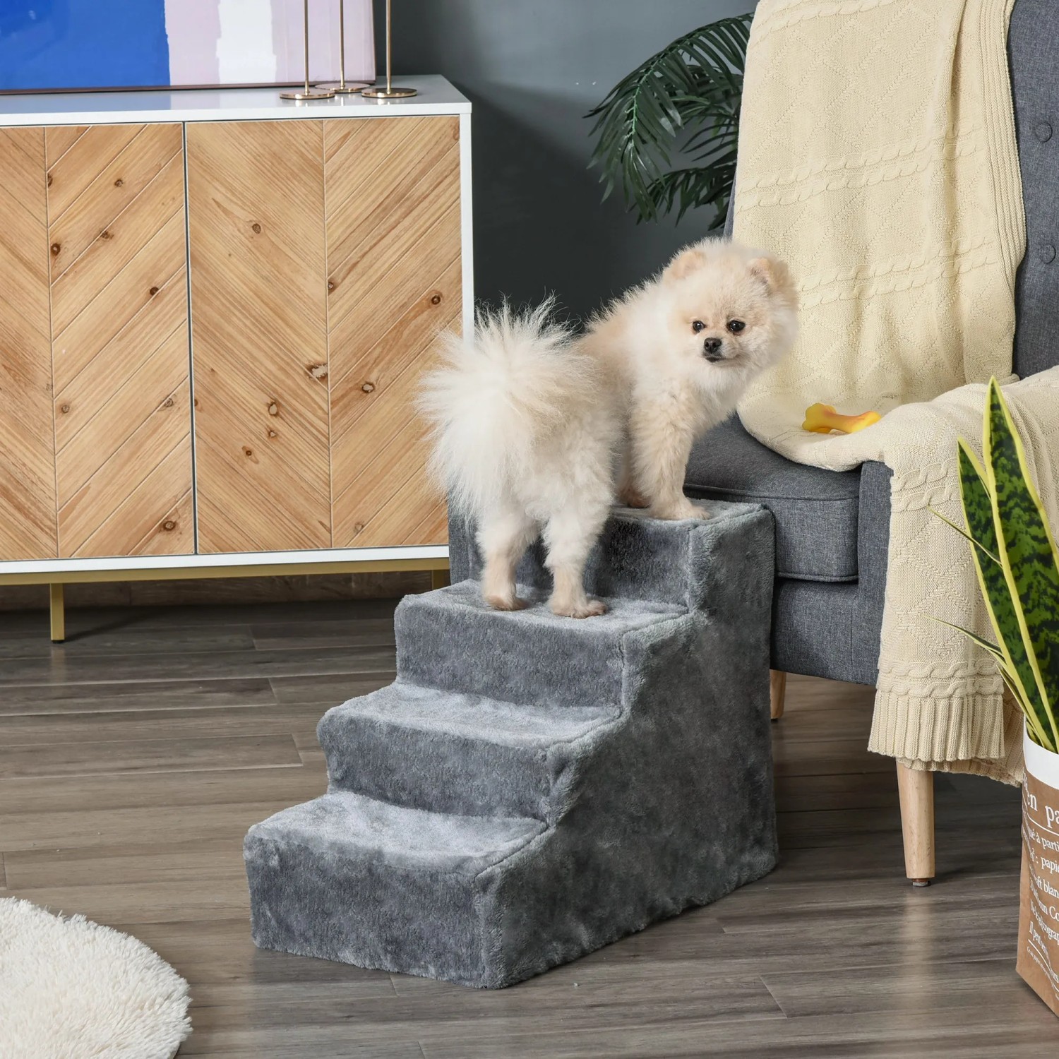 Graue PawHut Hundetreppe mit 4 Stufen und kleinem Hund darauf.