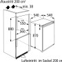 Skizze des PKM Einbaukühlschranks KS130.0A++EB mit Maßangaben für den Einbau.