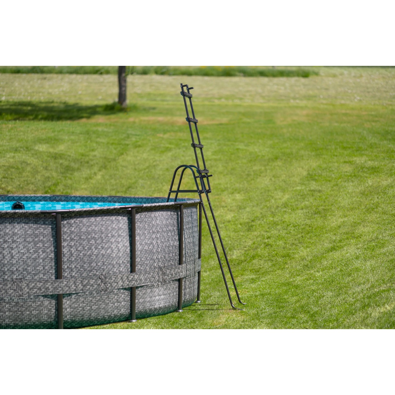Summer Waves Rundpool in Rattangrau mit Leiter im Garten.