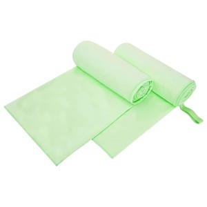 Zwei grüne vidaXL Sporthandtücher, teils gerollt, 200x100cm, aus Polyester und Polyamid.
