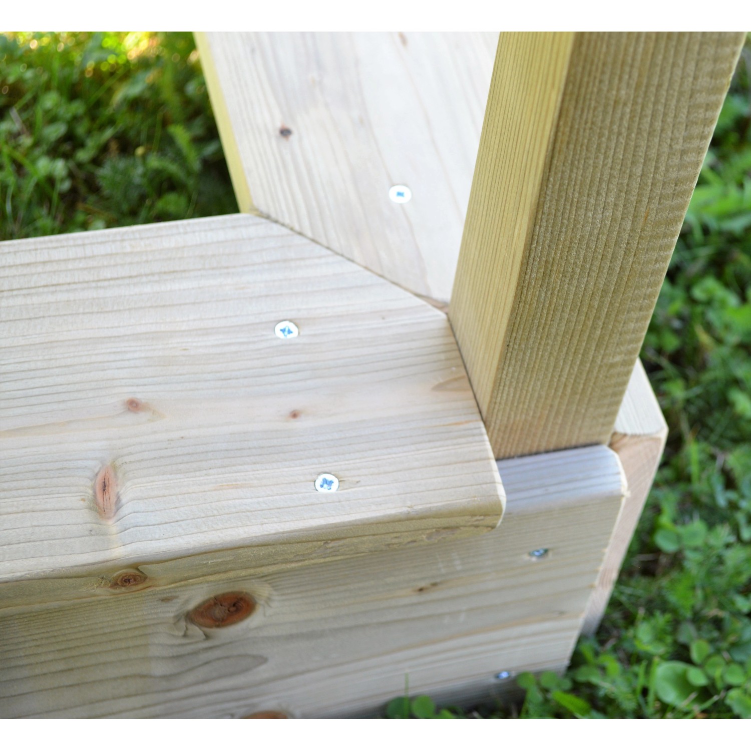 Detailansicht Holzkonstruktion des Wendi Toys Kinderspielhaus Frosch mit Veranda.