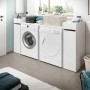 Modernes Badezimmer mit Waschmaschine, Trockner und weißem Anstellregal für zusätzlichen Stauraum.