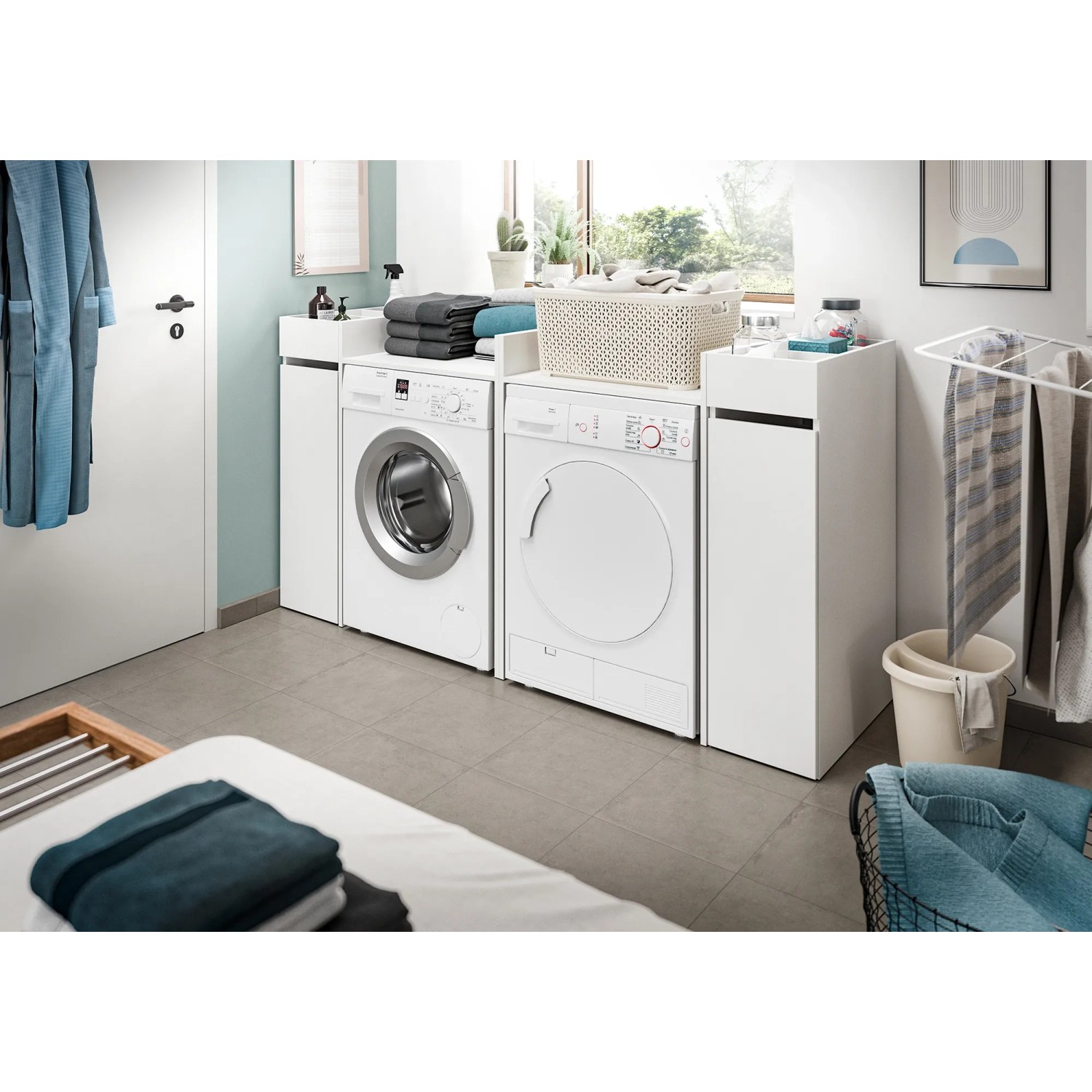 Modernes Badezimmer mit Waschmaschine, Trockner und weißem Anstellregal für zusätzlichen Stauraum.