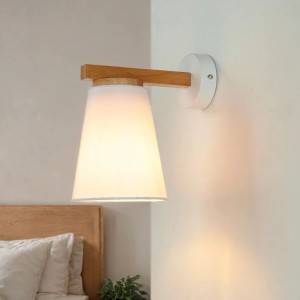 Weiße EASYLIGHT Wandleuchte aus Holz und Stoff im skandinavischen Design.