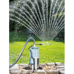 Tauchdruckpumpe 1000 W im Einsatz zur Gartenbewässerung mit Rasensprenger.