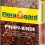 Floragard Pinienrinde fein, 20 l Sack, zur Bodenabdeckung und Dekoration im Garten.