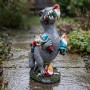 Graue T-Rex Gartenfigur aus Polyresin mit bunten Gartenzwergen. Humorvolle Dinosaurier Deko für Garten & Balkon.
