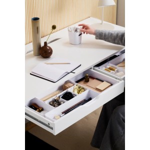 Weißer SmartStore Compact Sort 30x20 Organizer in einer Schreibtischschublade mit Büroartikeln.