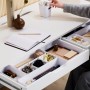 Weißer SmartStore Compact Sort 30x20 Organizer in einer Schreibtischschublade mit Büroartikeln.